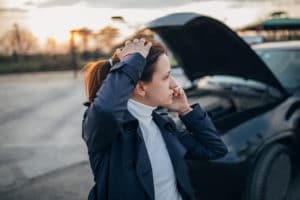 Una mujer es testigo de un accidente de tráfico