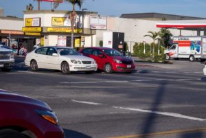 Costa Mesa, CA - Cinco heridos en una colisión de ocho coches en la calle 19