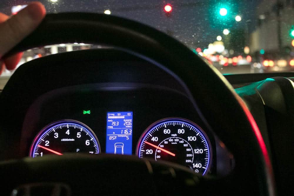 El salpicadero del coche por la noche