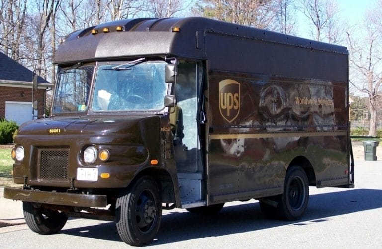 accidente de camión de ups en el centro de las vegas