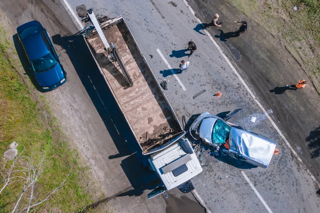 El camión y el coche chocaron en la autopista. 